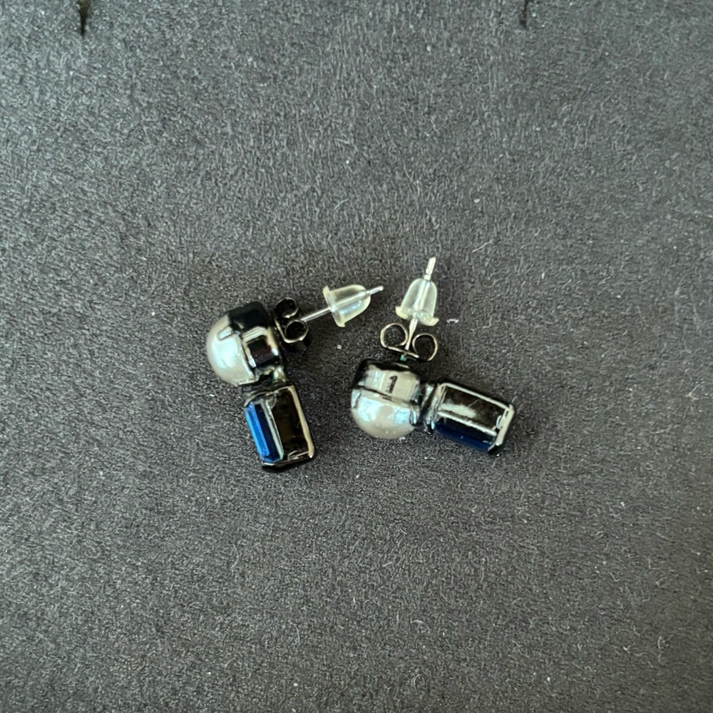 Banana Republic Pearl & Dark Sapphire Blue Gem Post Earrings Vintage-Design